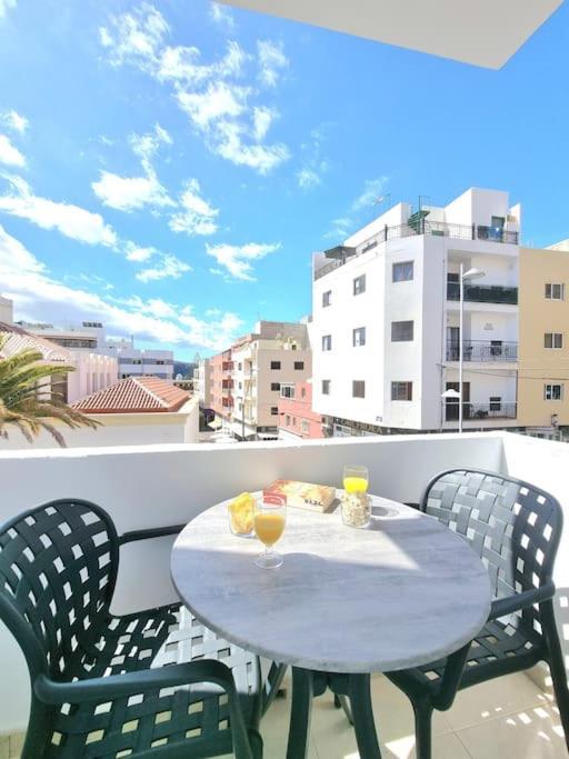 Suecia Lirio Los Cristianos (Tenerife) Exterior foto